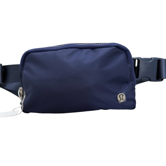 NWT Lululemon Everywhere Belt Bag 1L Navy - Picture 1 of 4